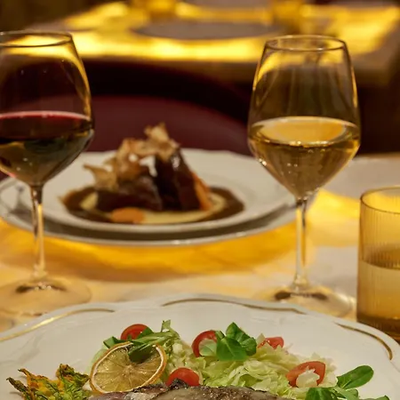 ホテル Golden Tulip Piram 4*