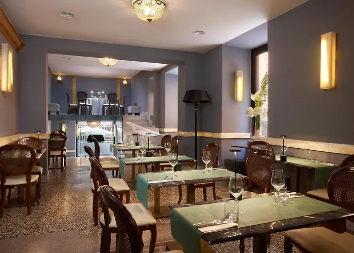 ホテル Golden Tulip Piram 4*