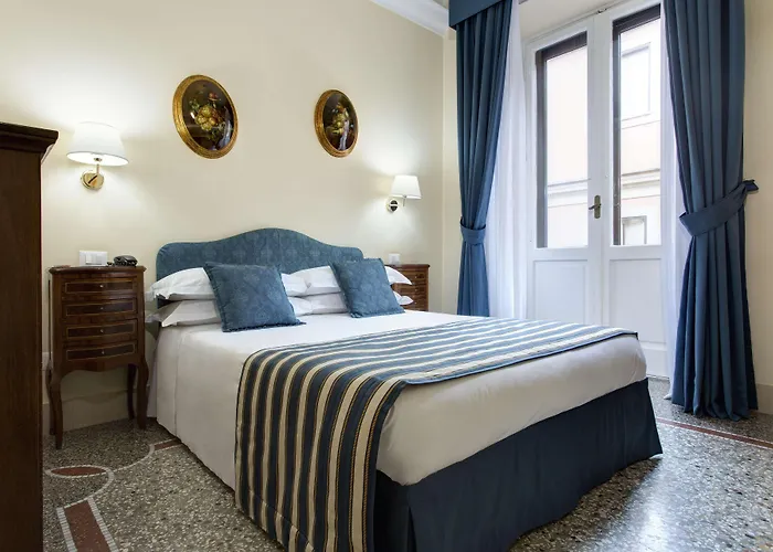 ホテル Golden Tulip Piram 4*